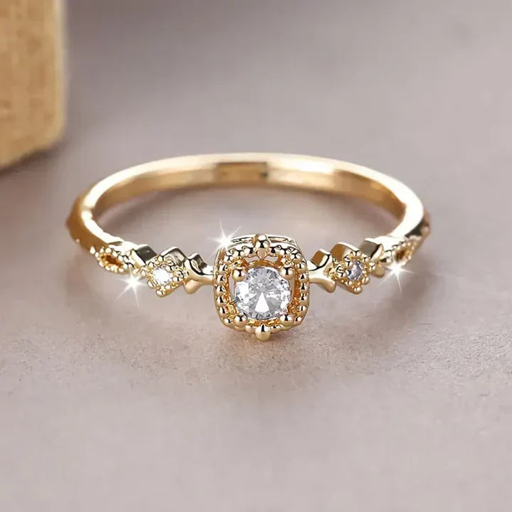 Bague vintage en or brillant et cristal