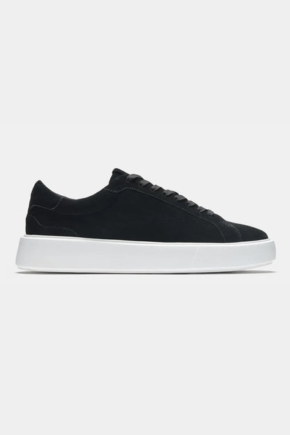 Baskets en daim noir avec semelle blanche pour homme