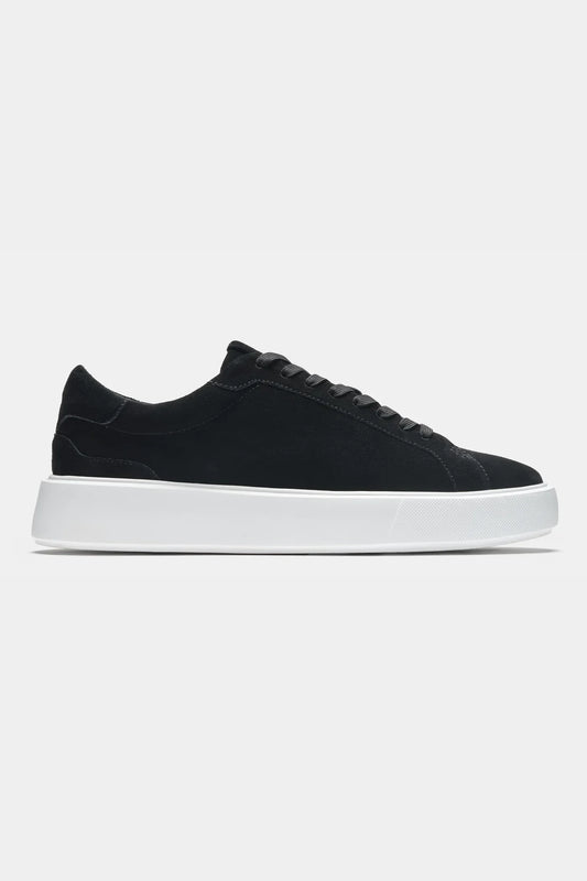 Baskets en daim noir avec semelle blanche pour homme