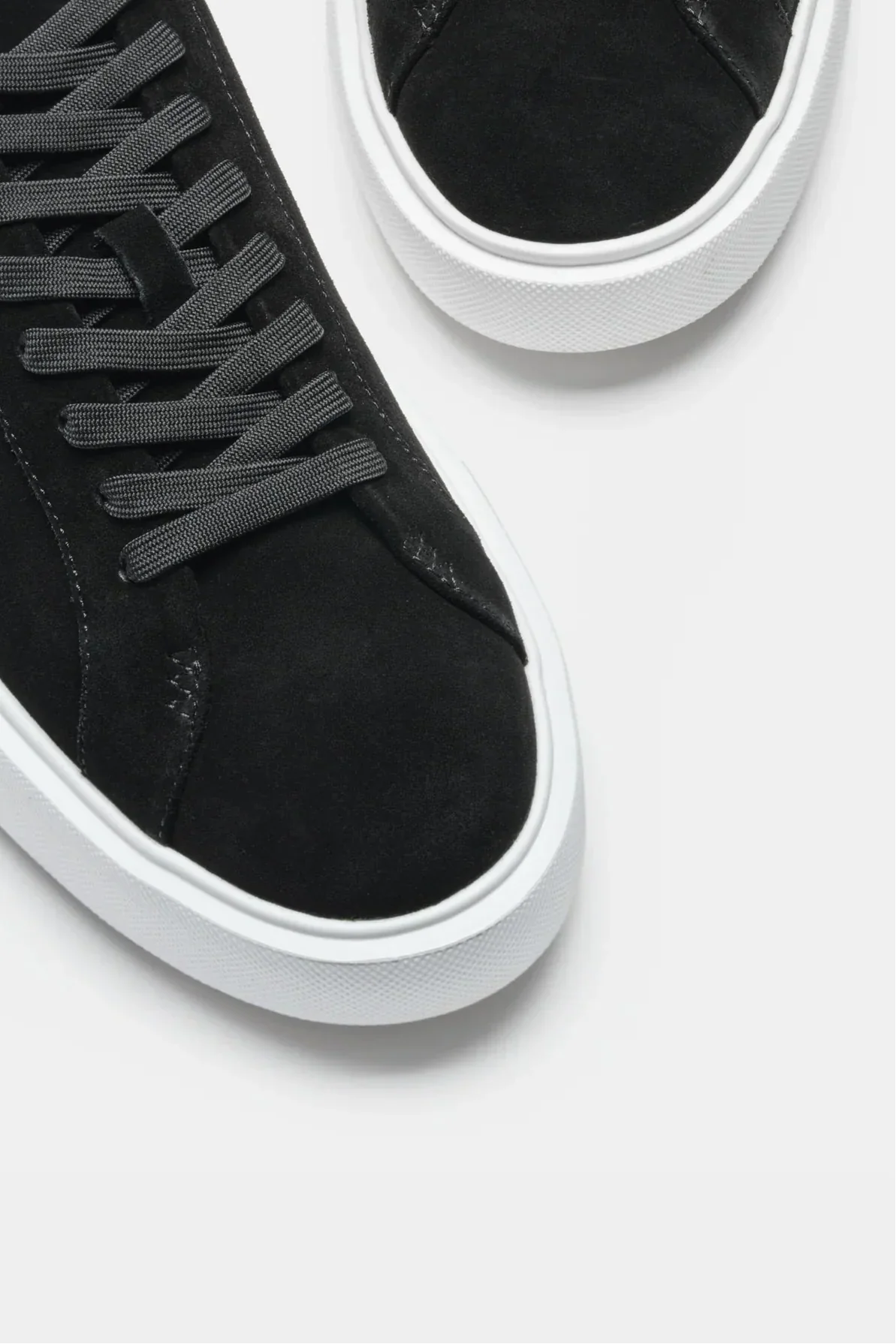 Baskets en daim noir avec semelle blanche pour homme