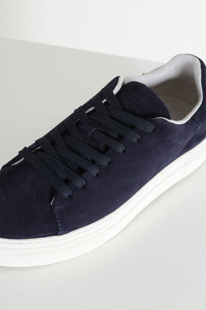 Baskets en daim bleu foncé avec semelle blanche pour homme