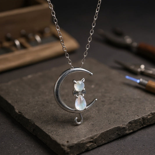 Collier avec pierre de lune et petit chat