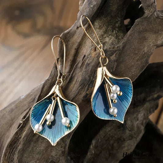 Boucles d'oreilles pendantes en or et bleu avec des perles